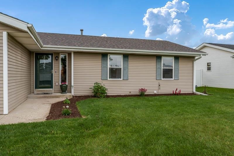 Property Photo: 14836 Hunters Way IL 61080