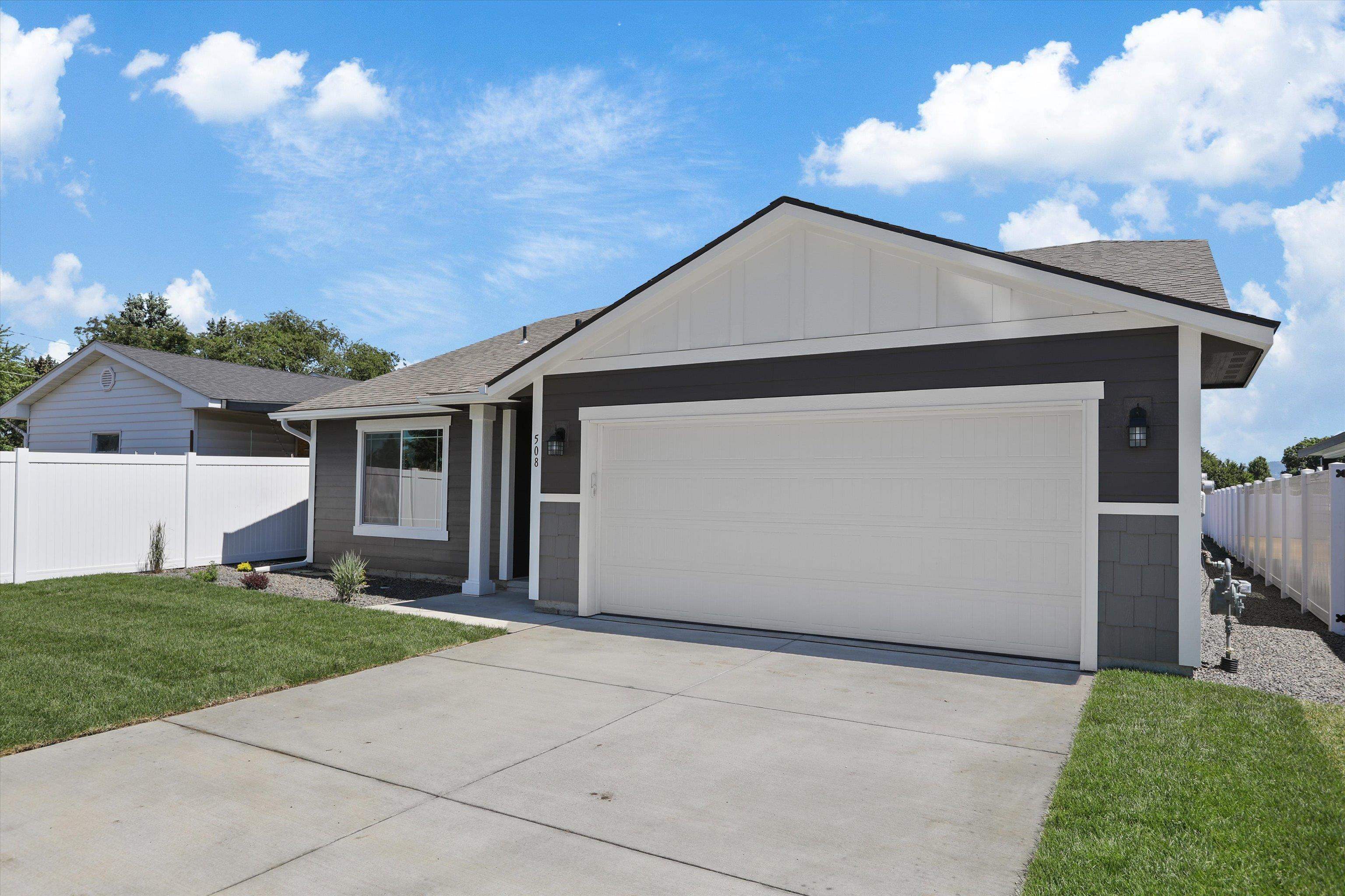 Property Photo: 508 N Arc Ct WA 99016