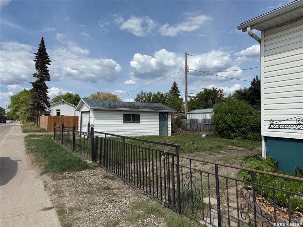 Property Photo: 2 31st Street E SK S6V 1Z8