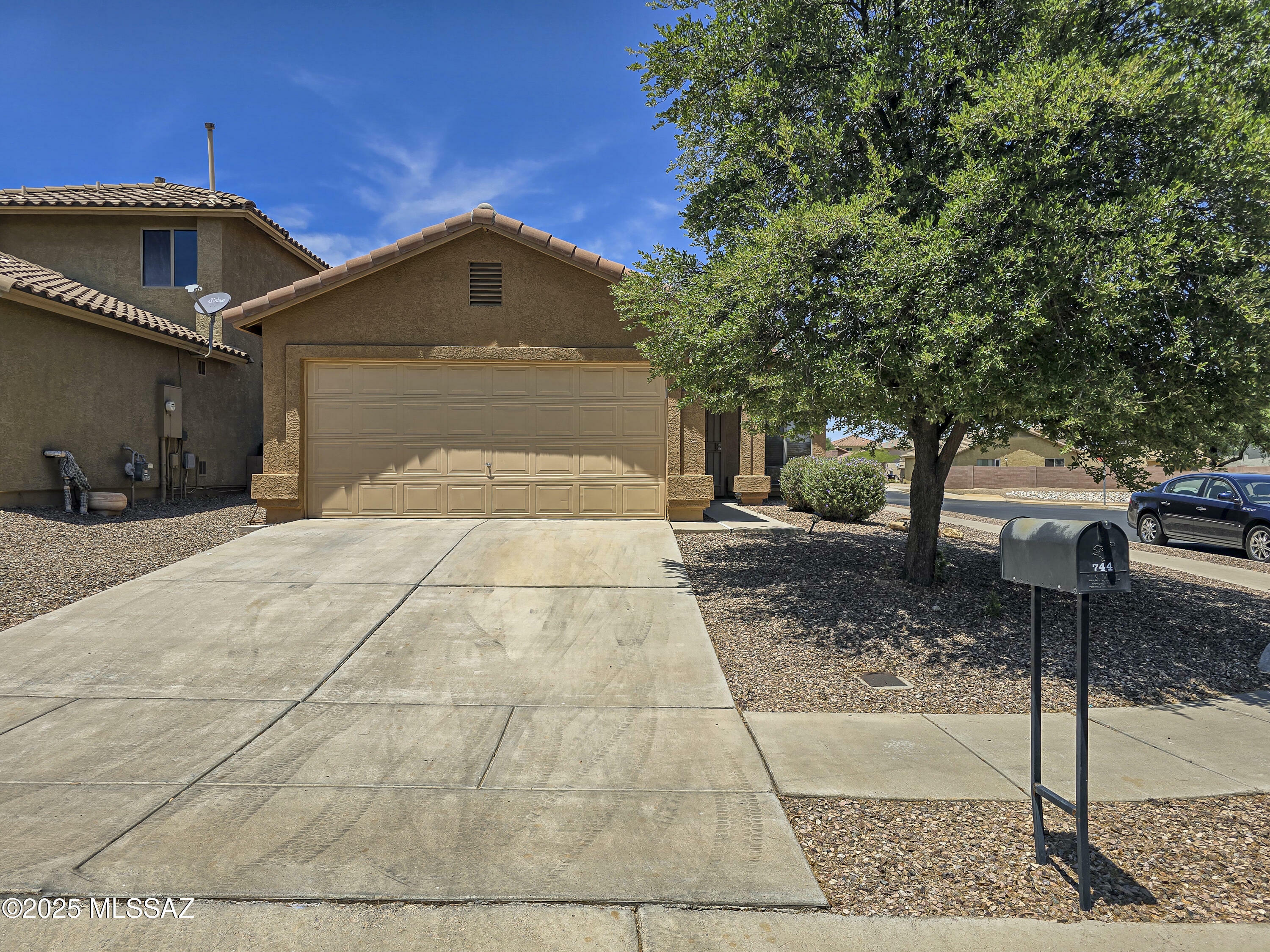 Property Photo:  744 W Cholla Crest Drive  AZ 85614 