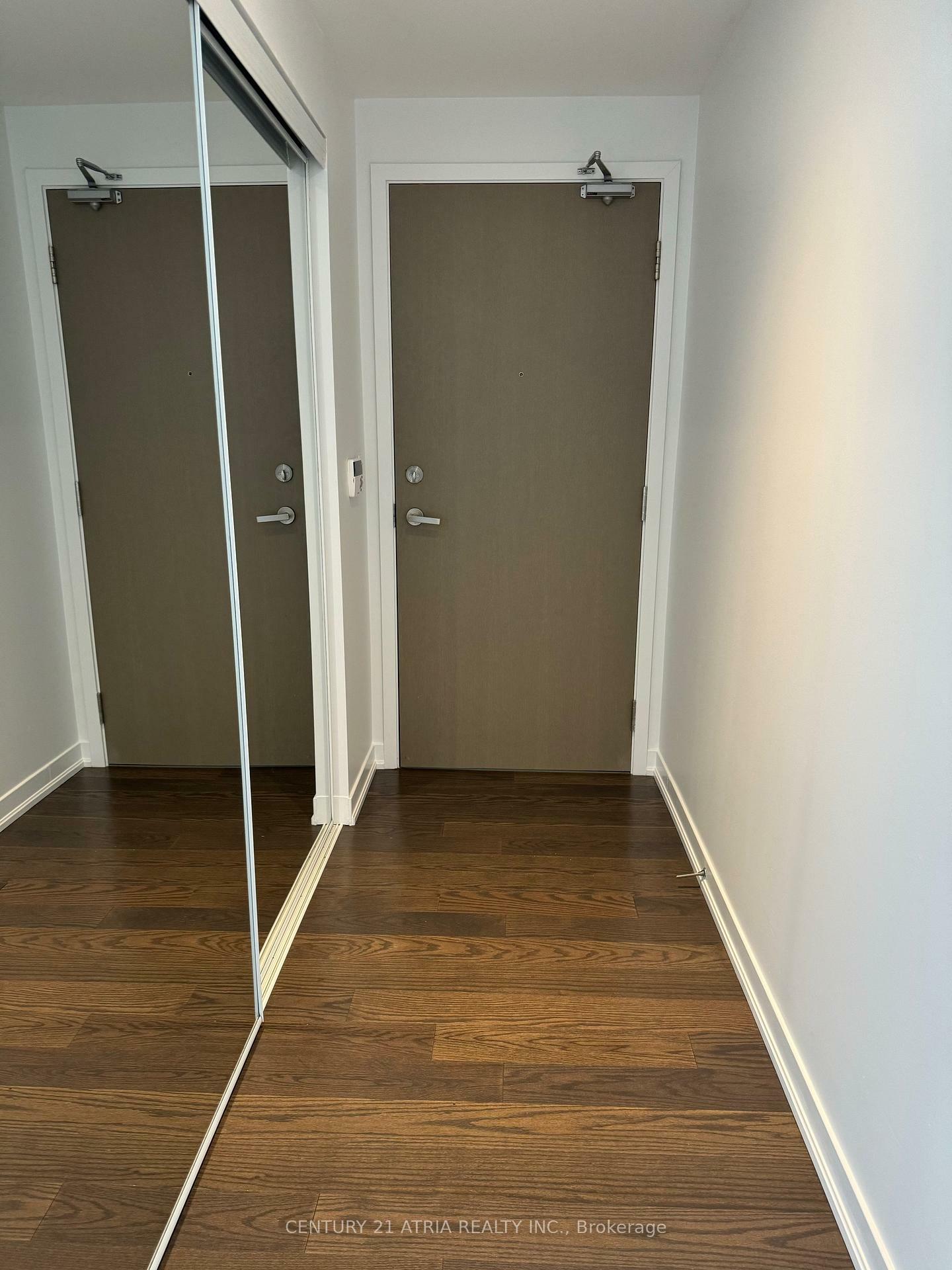 Property Photo: 100 Harbour Street 6604 ON M5J 0B5