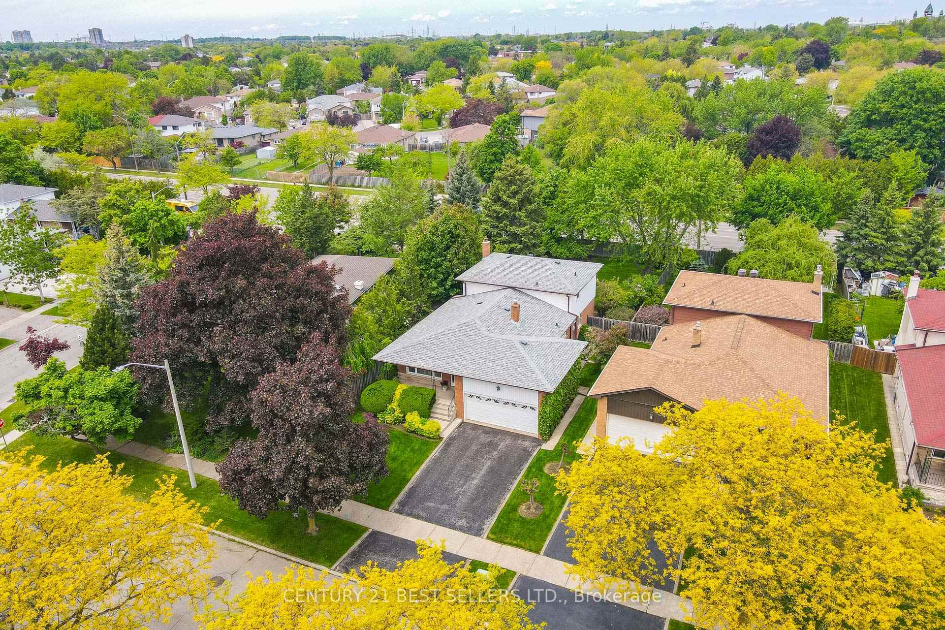 Property Photo:  3403 Juanita Court S  ON L5A 3J5 