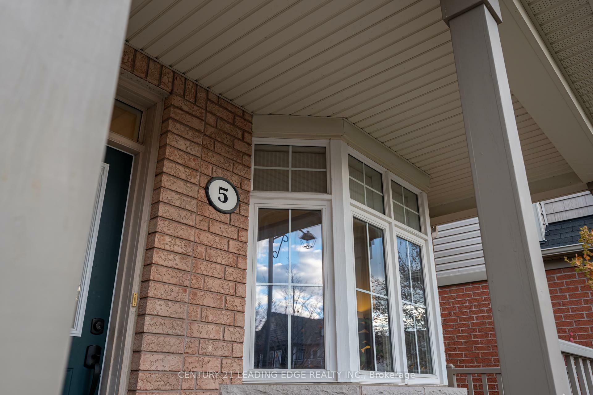 Property Photo: 5 Woodbine Place E ON L1L 1C6