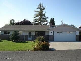 Property Photo: 510 N 39th St WA 98901
