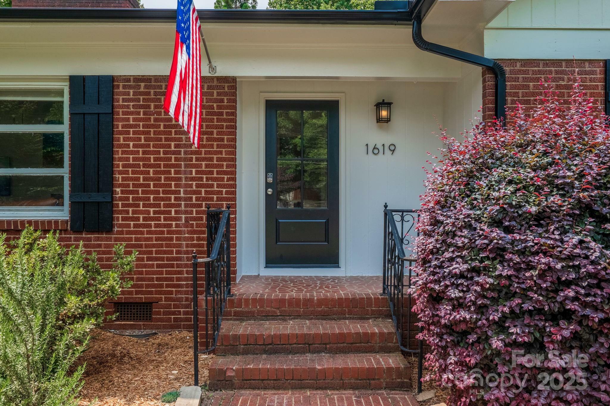 Property Photo:  1619 Flynnwood Drive  NC 28205 