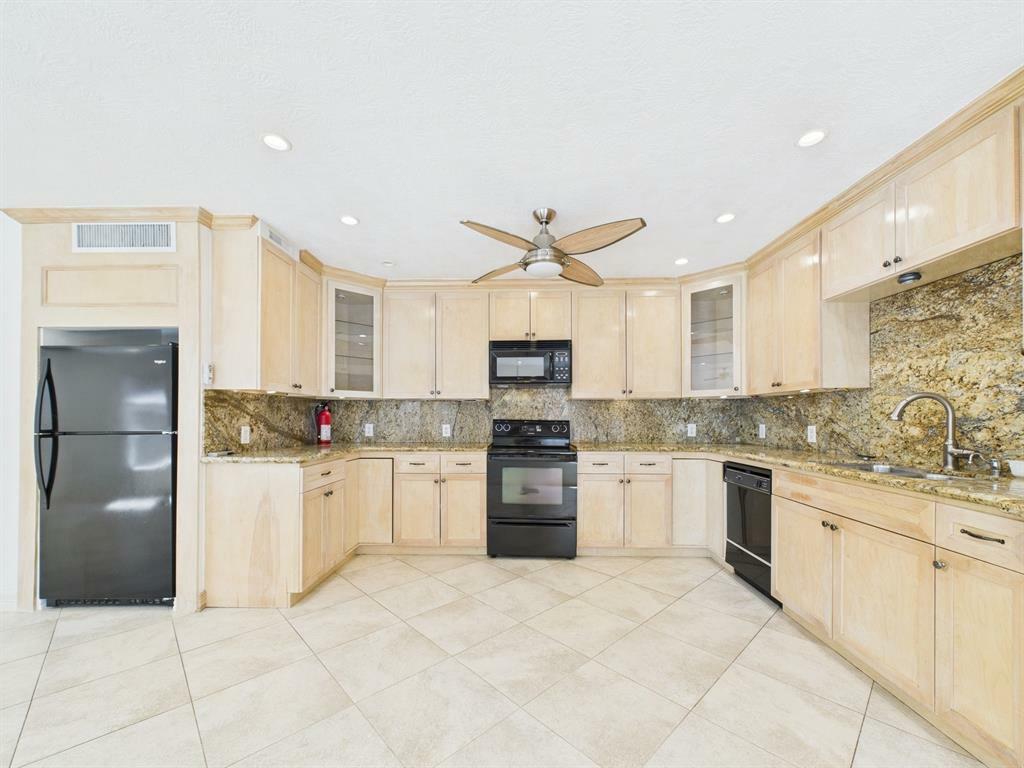 Property Photo: 2824 Briarhurst Drive 13 TX 77057