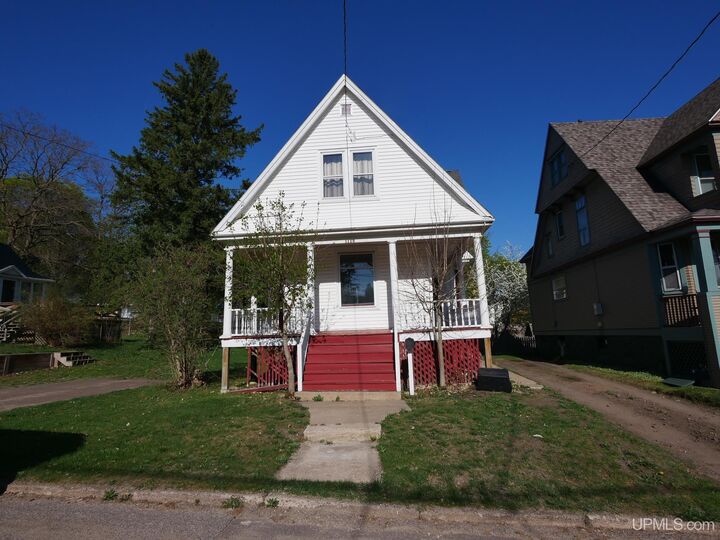 Property Photo:  1115 Summit Street  MI 49930 