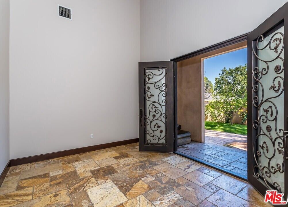 Property Photo:  5427 Genesta Avenue  CA 91316 