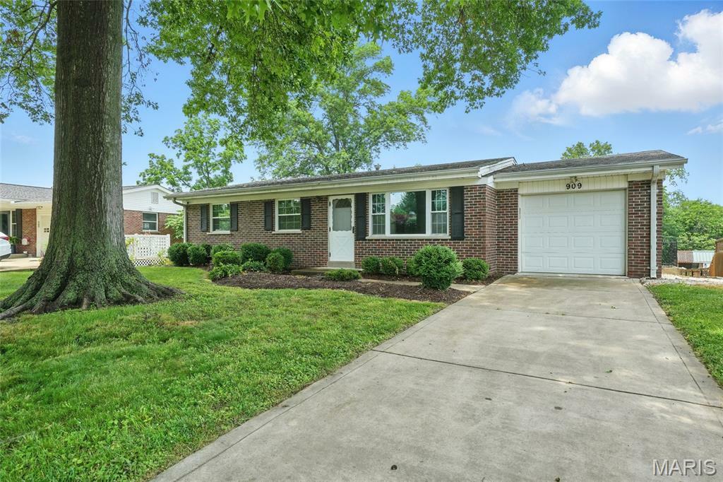 Property Photo: 909 Salem Way MO 63021