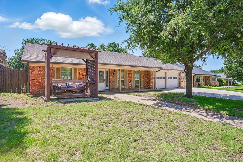Property Photo: 952 Charleston Drive TX 76022