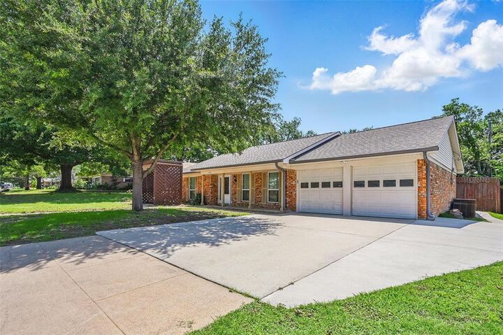 Property Photo:  952 Charleston Drive  TX 76022 
