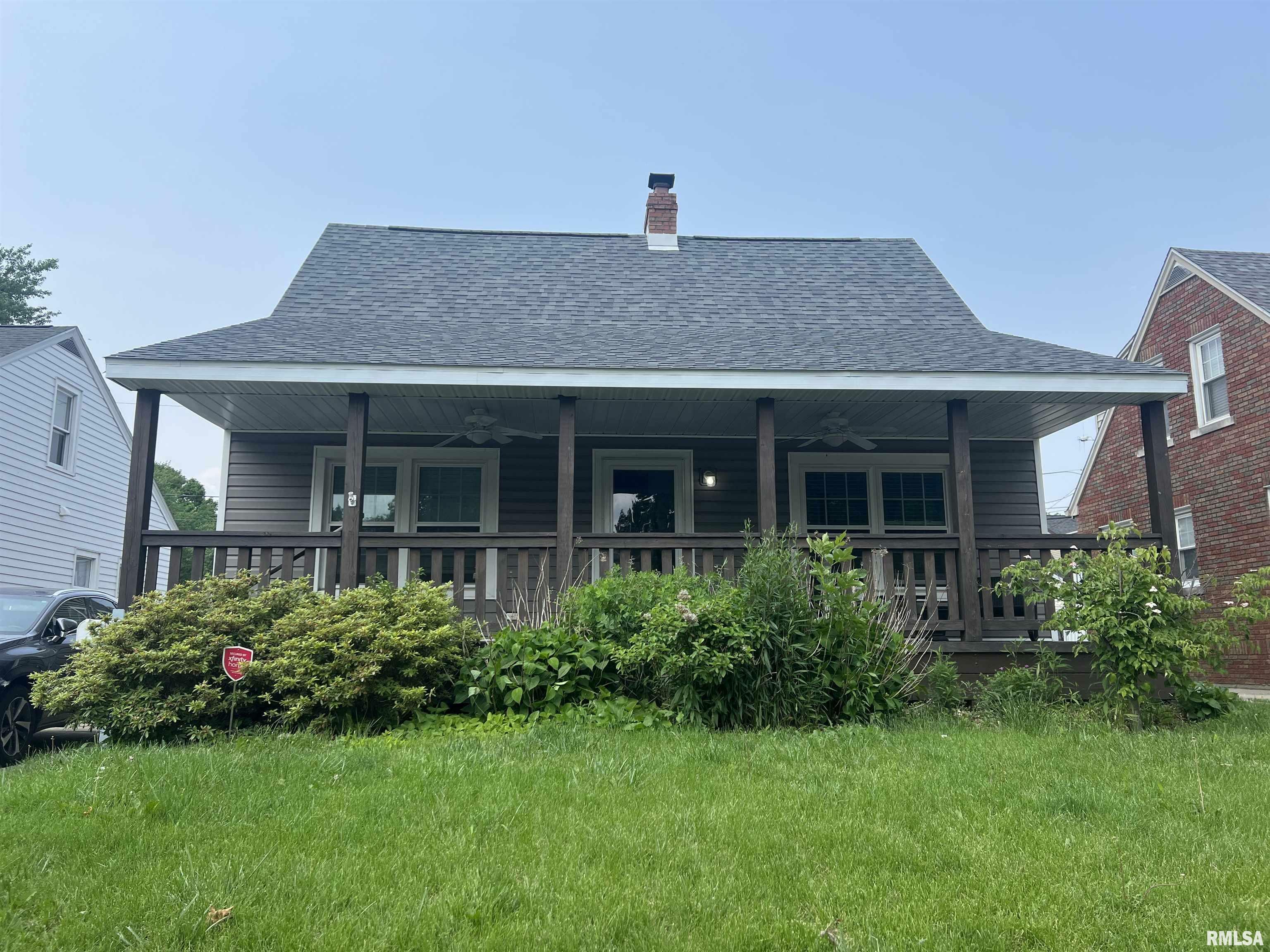 Property Photo: 1013 E Elmhurst Avenue IL 61603