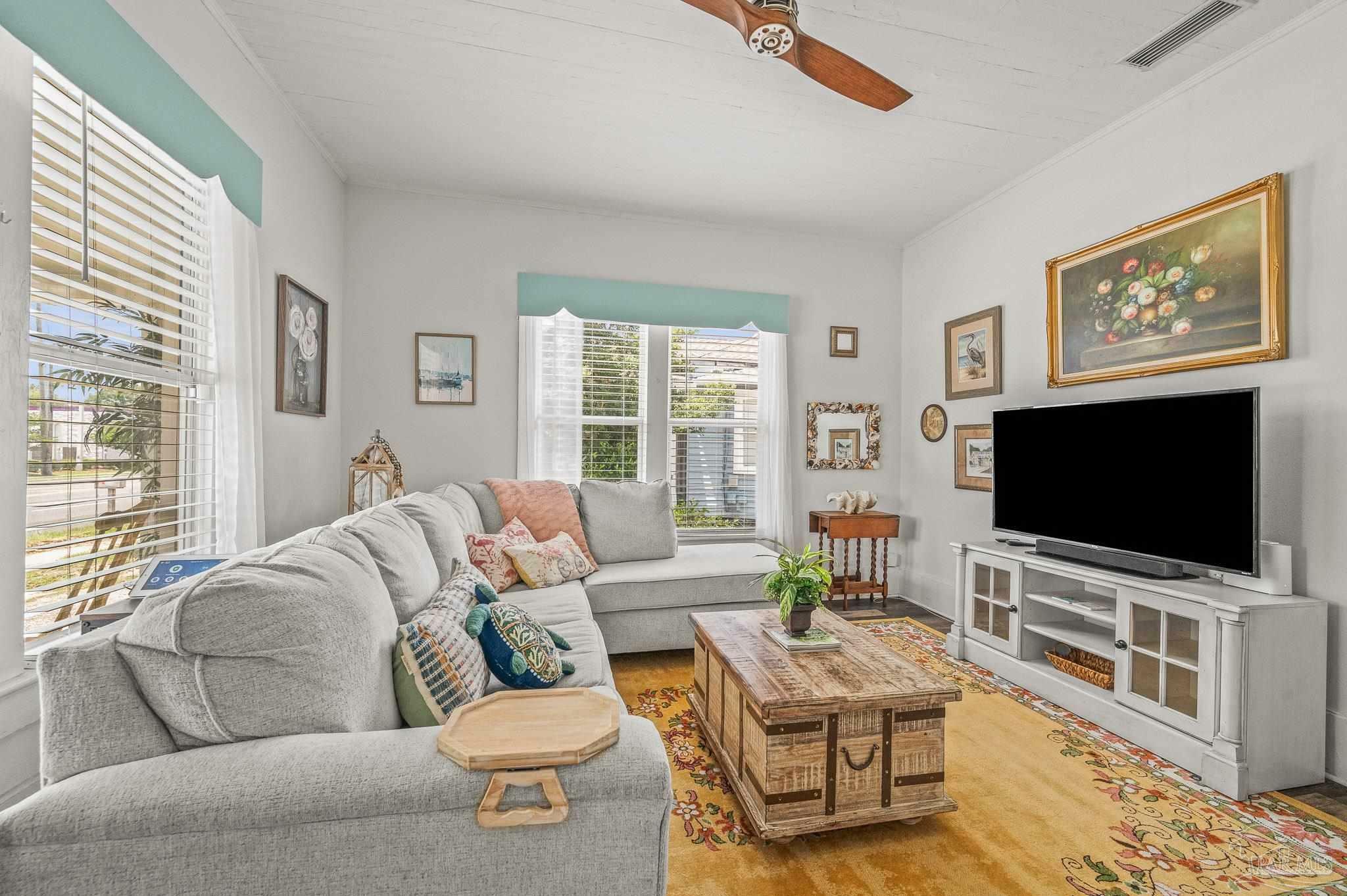 Property Photo: 1220 E Cervantes FL 32501
