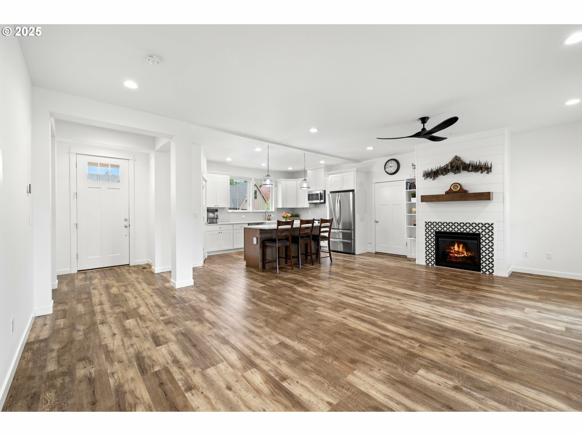Property Photo:  1046 SE Olive Way  OR 97023 
