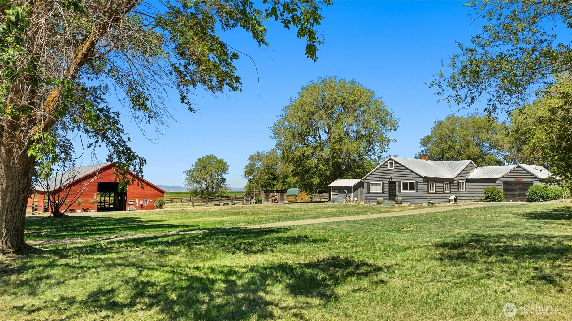 Property Photo:  2421  Carroll Road  WA 98926 