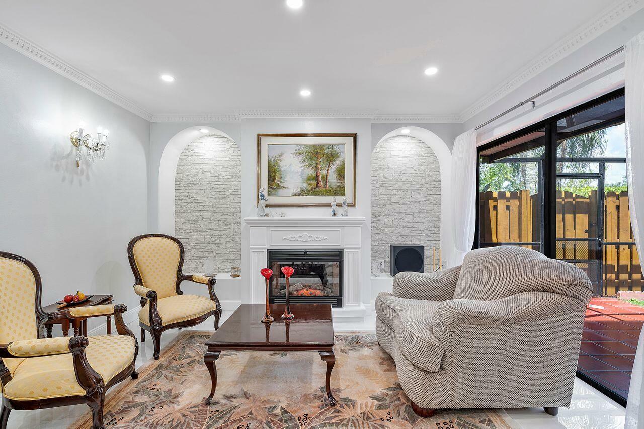 Property Photo: 7678 Courtyard Run W FL 33433