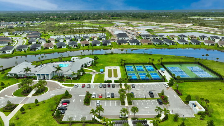 Property Photo: 399 SE Mulberry Way FL 34984