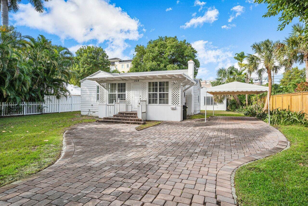 Property Photo: 228 SE 7th Avenue FL 33483