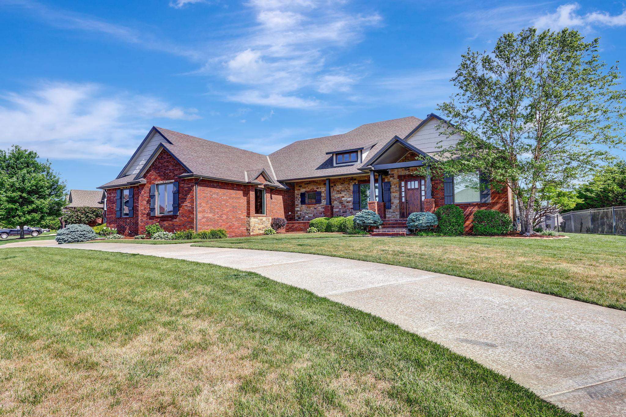 Property Photo: 2612 N Paradise Ct KS 67205