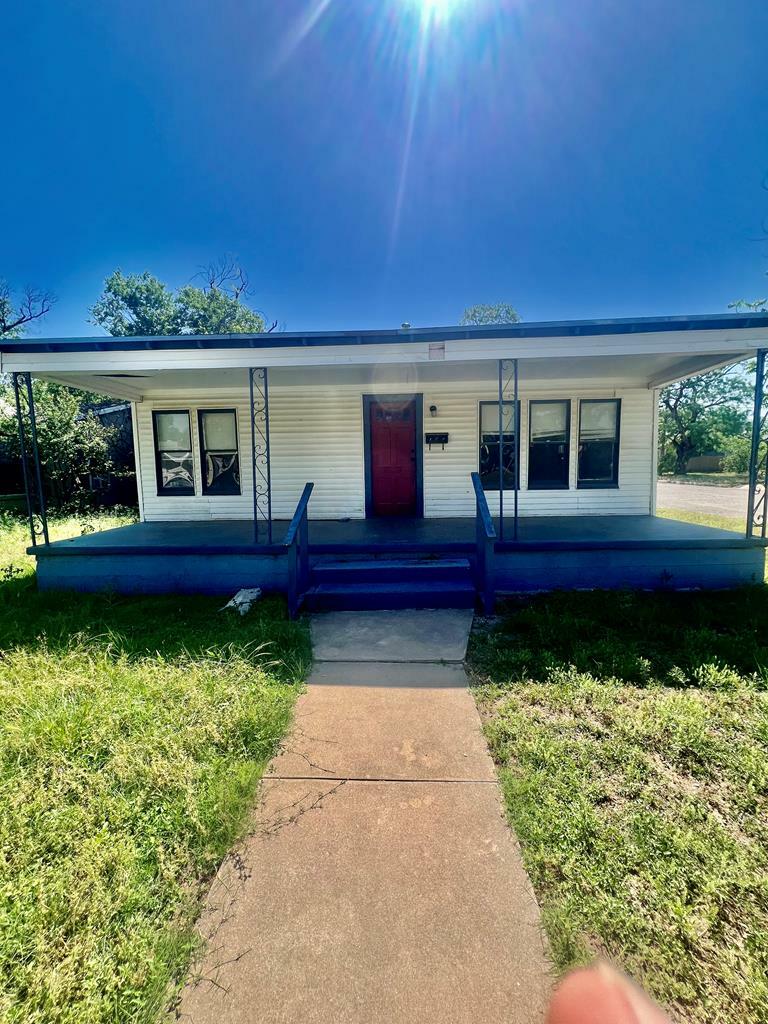 Property Photo: 121 N Madison St TX 76904