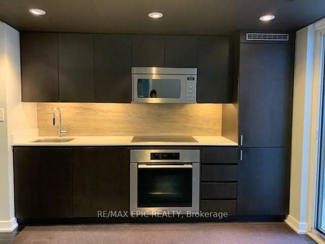 Photo de la propriété: 10 Capreol Court 1610 ON M5V 4B3