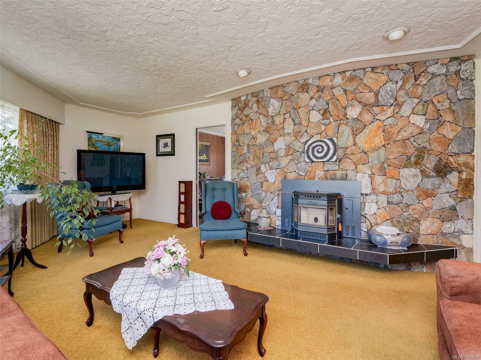 Property Photo: 1531 Knight Ave BC V8P 1K8