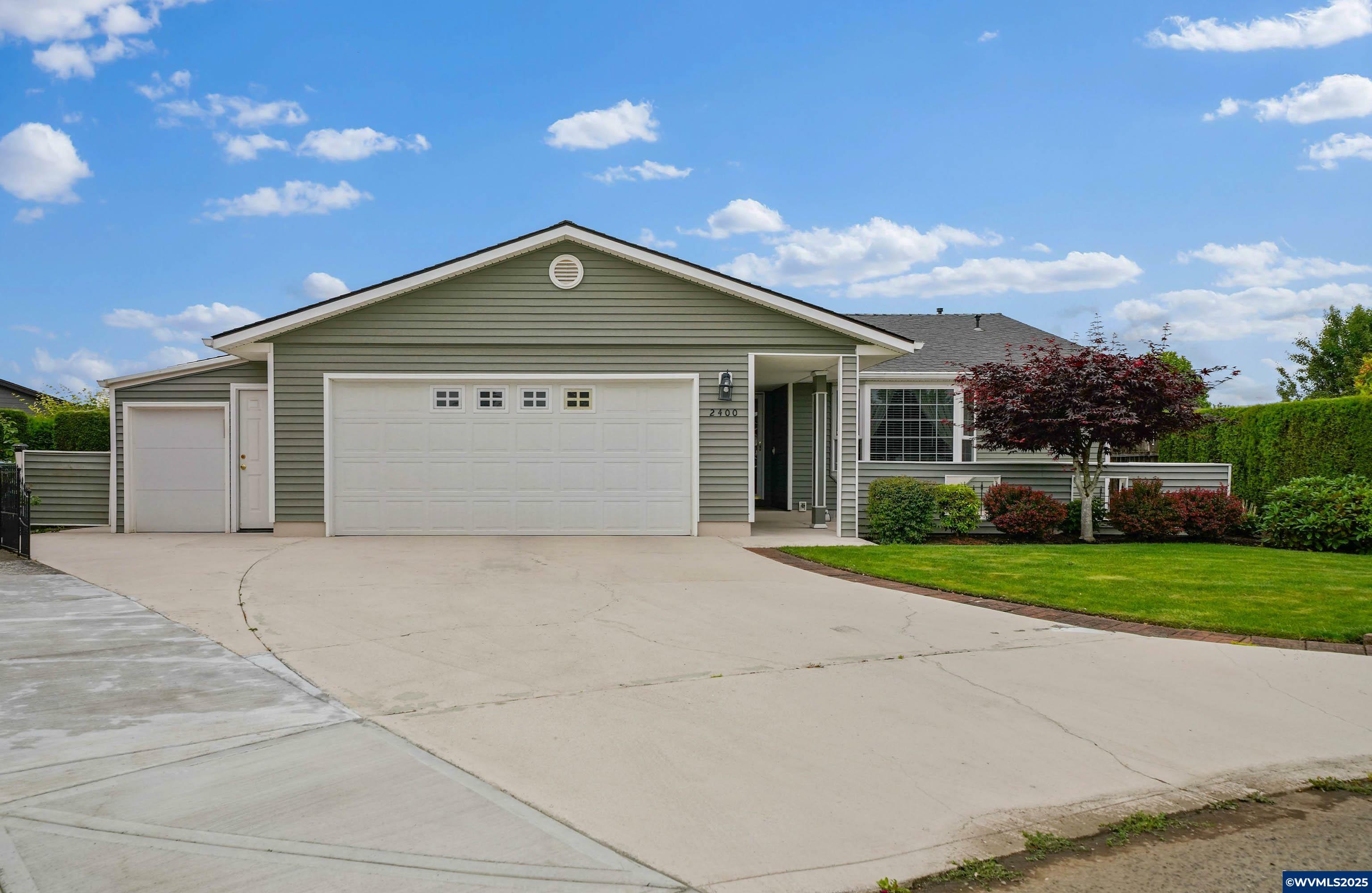 Property Photo: 2400 Santiam Dr W OR 97071
