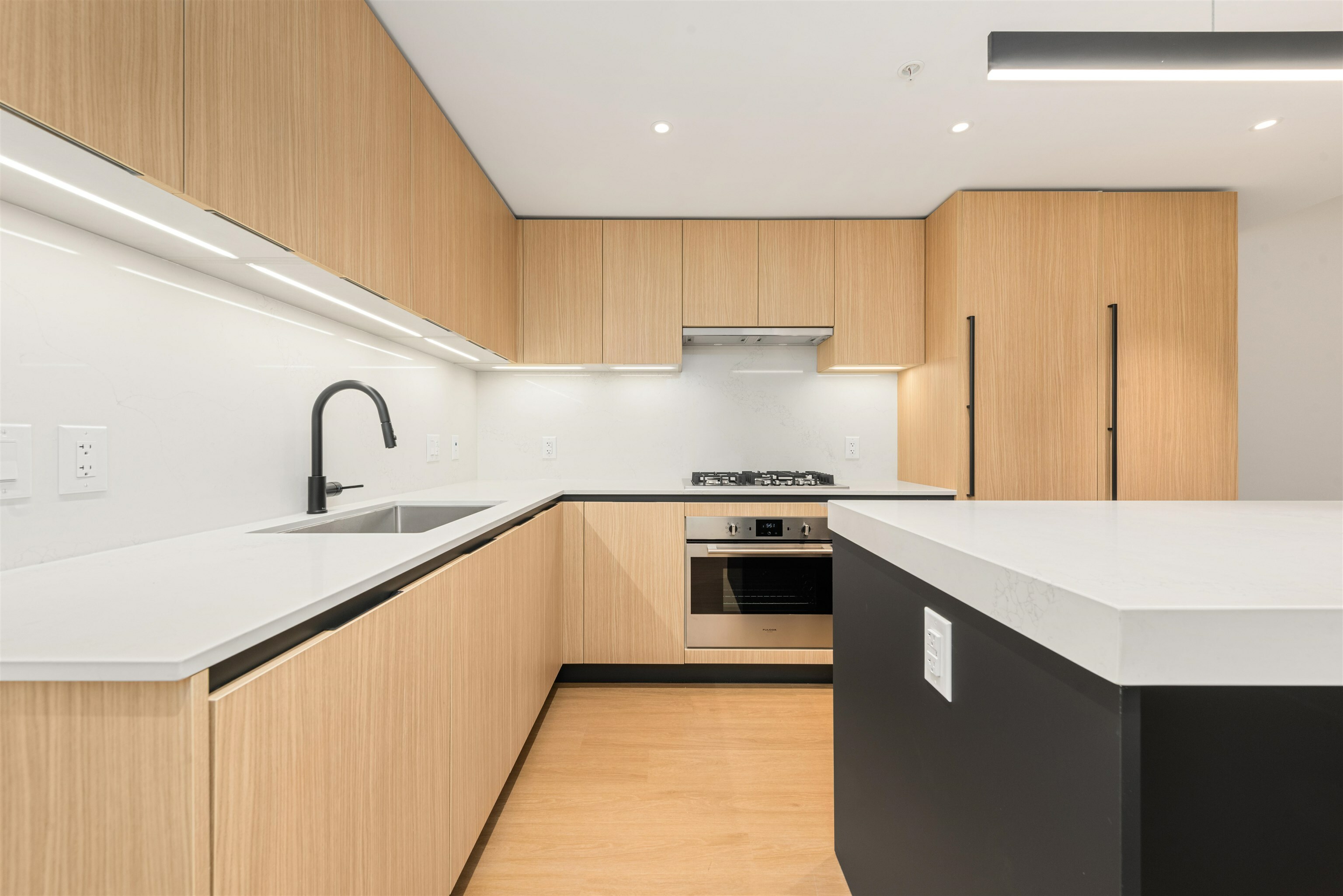 Property Photo: 2235 E Broadway 203 BC V5N 0J5
