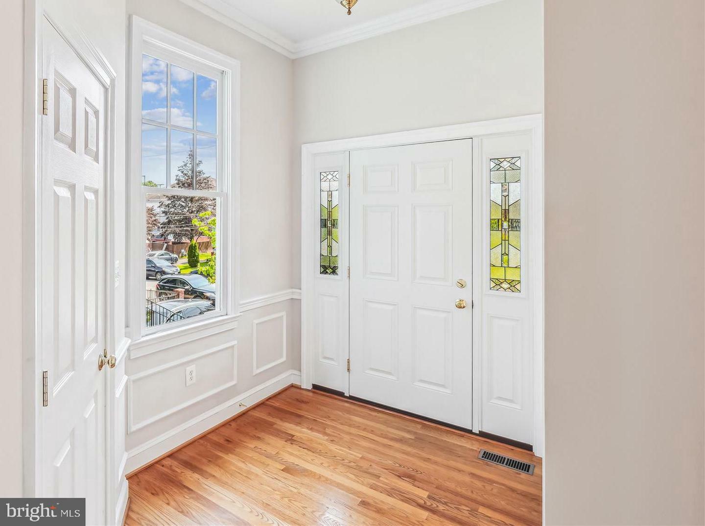 Property Photo: 2227 N Albemarle Street VA 22207