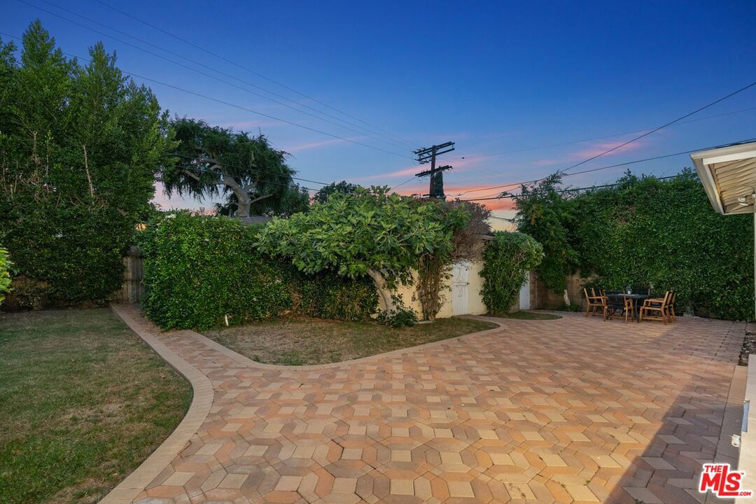 Property Photo: 465 N Kilkea Dr CA 90048