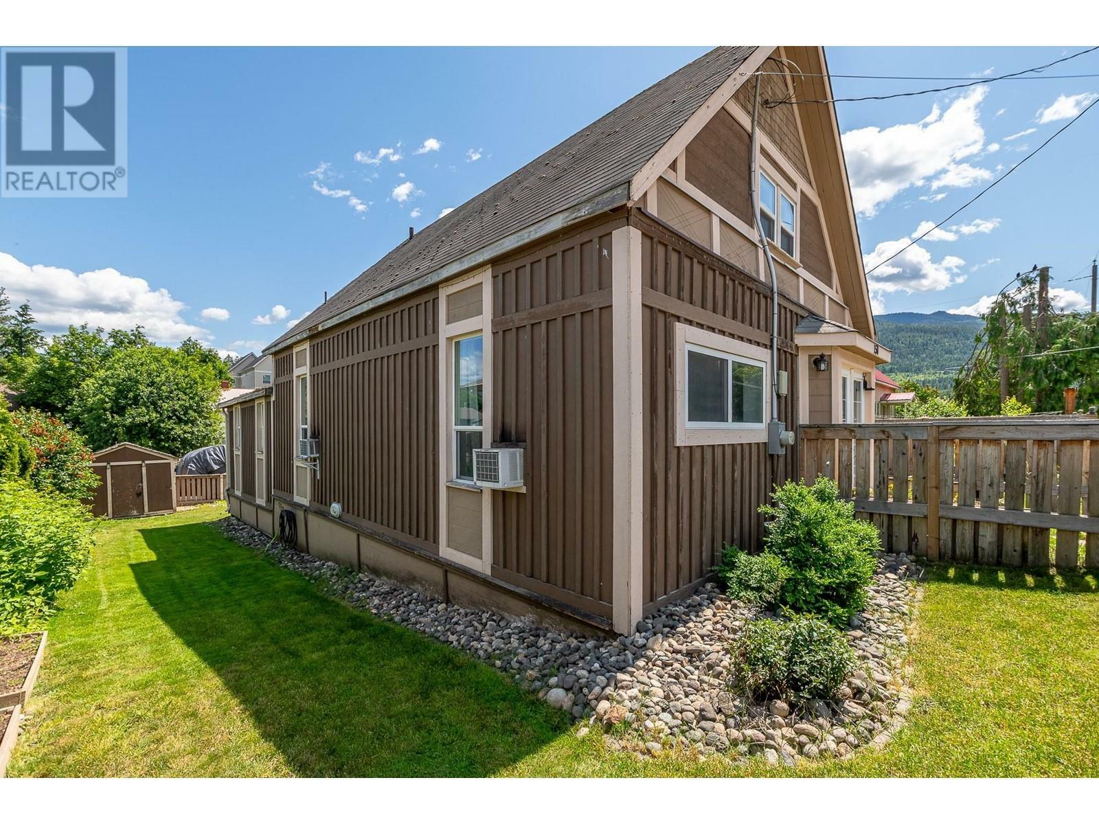 Photo de la propriété: 150 1 Street Southeast BC V1E 4H5