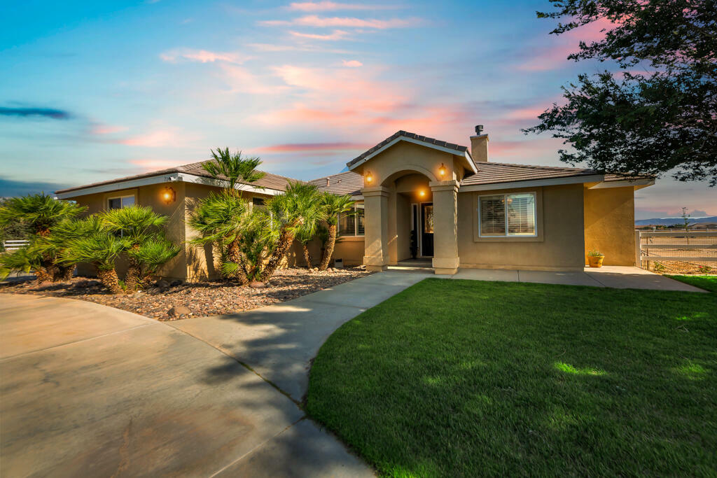 Property Photo:  7142 W Ave A 4  CA 93536 