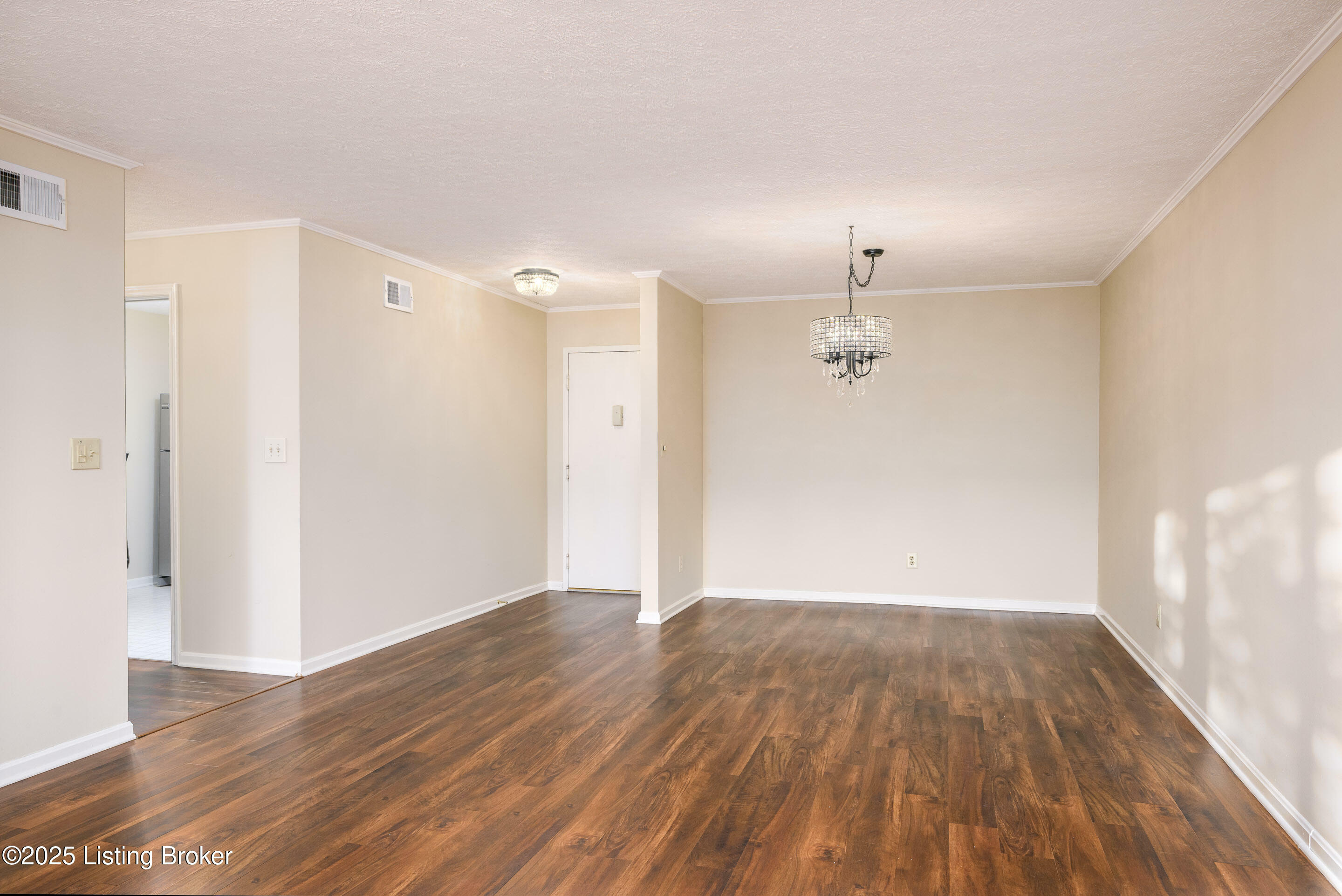 Property Photo: 1616 Gardiner Ln 108 KY 40205