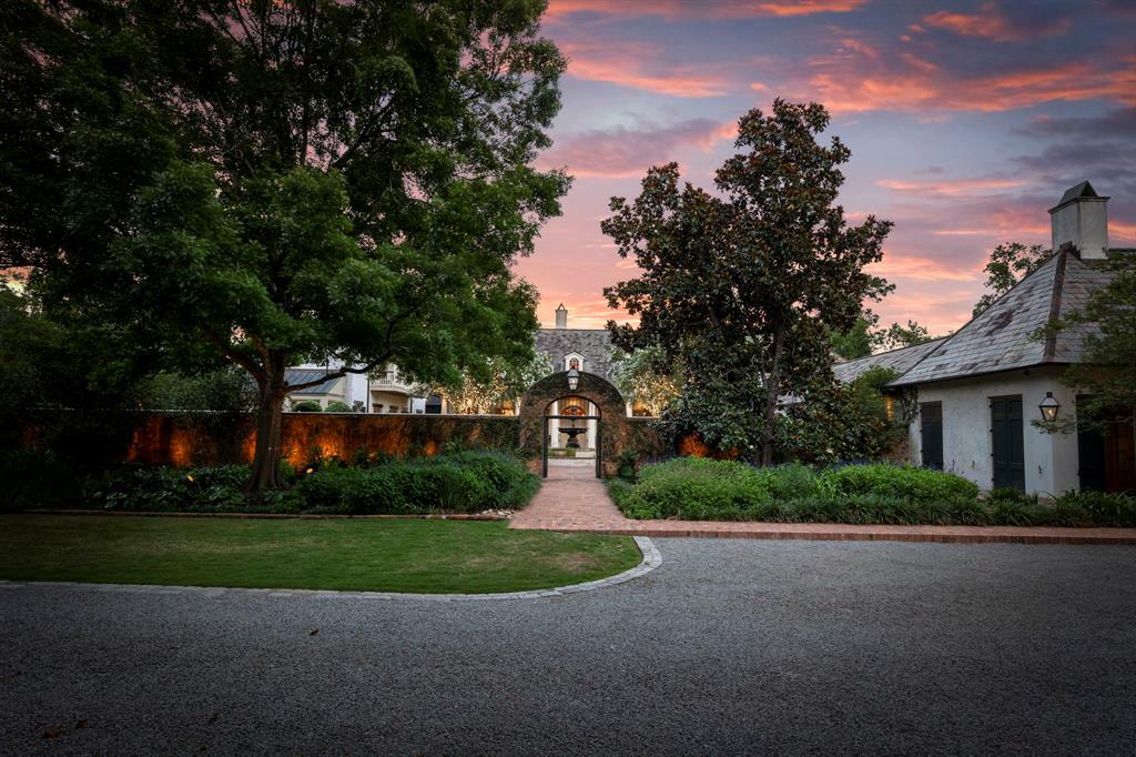 Property Photo: 2 Grand Colonial Drive TX 77382