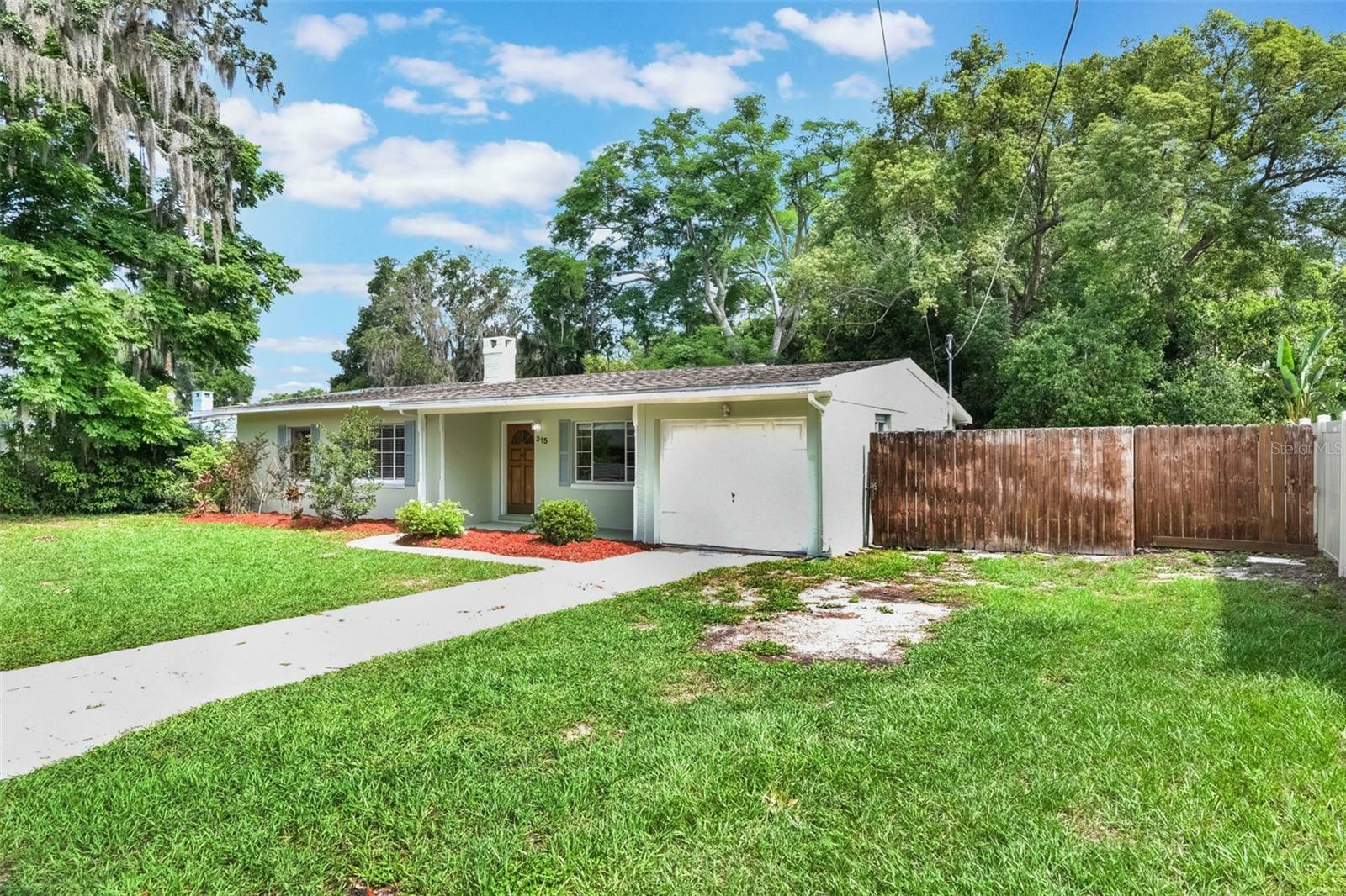 Property Photo: 315 W 11th Avenue FL 32757