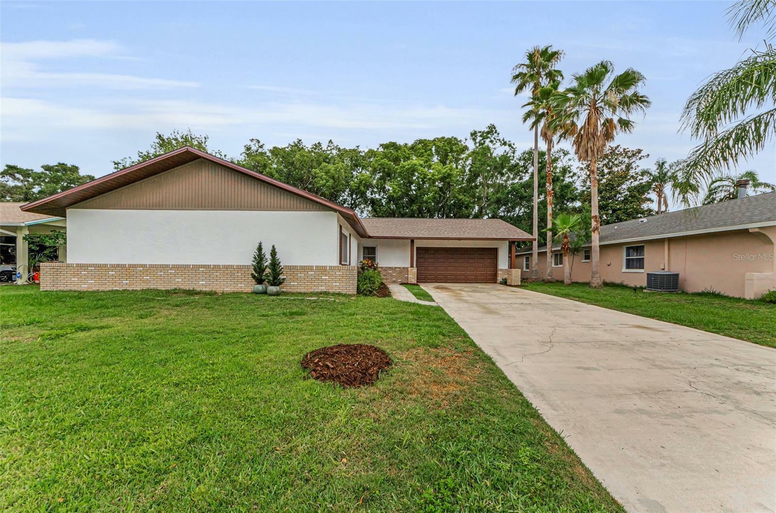 Property Photo: 1558 Cottonwood Terrace FL 34698