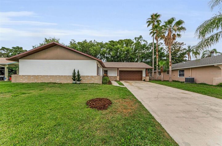 Property Photo: 1558 Cottonwood Terrace FL 34698
