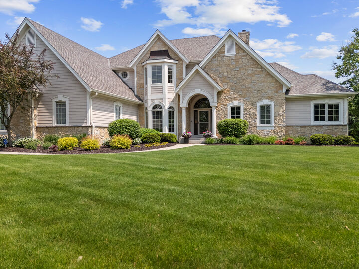 Property Photo:  1249 Mary Hill Cir  WI 53029 