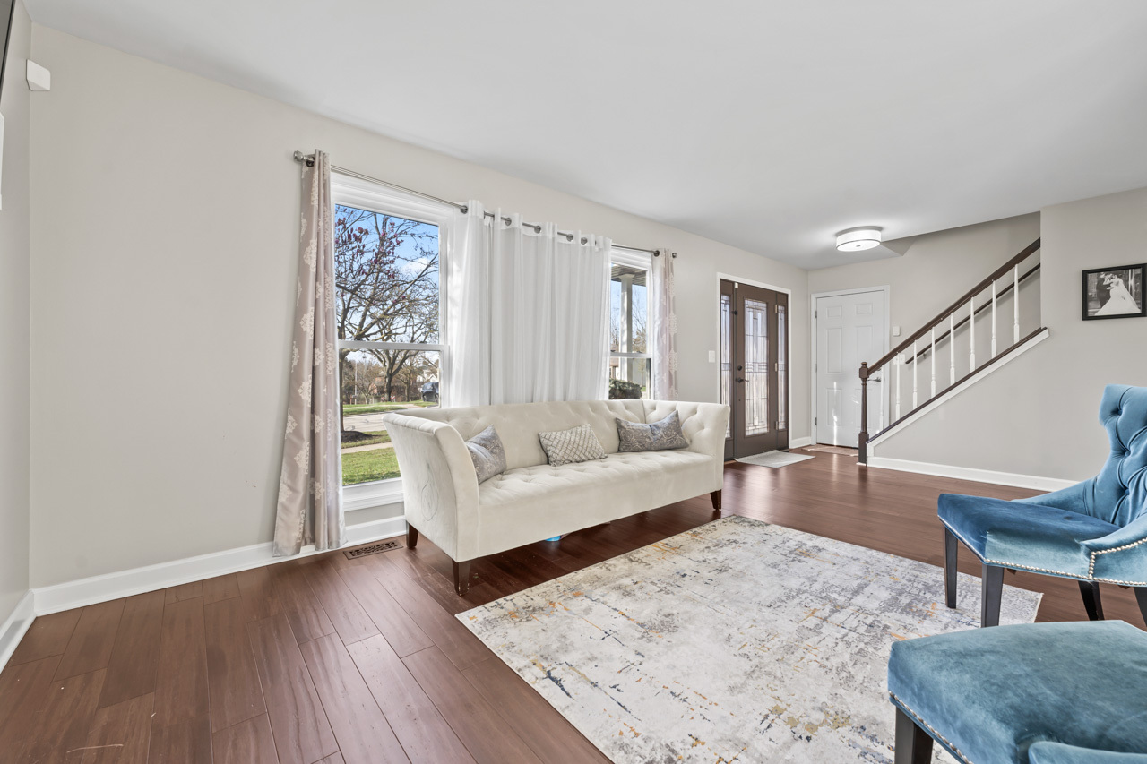 Property Photo: 576 Aspen Drive IL 60148