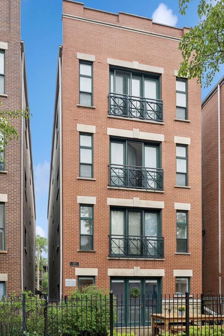 Property Photo: 2309 W Chicago Avenue 1 IL 60622
