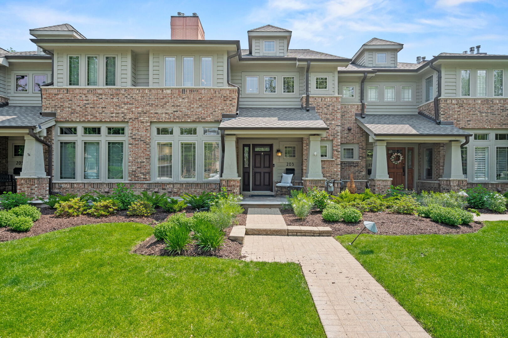 Property Photo: 203 N Larch Avenue IL 60126