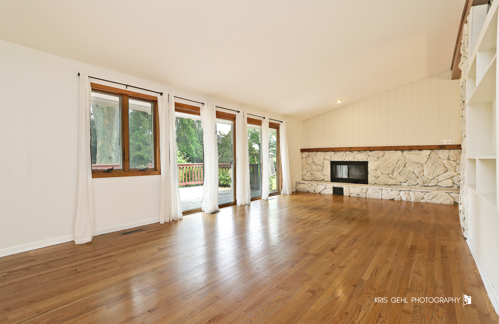 Property Photo: 819 N Sharon Drive IL 60098