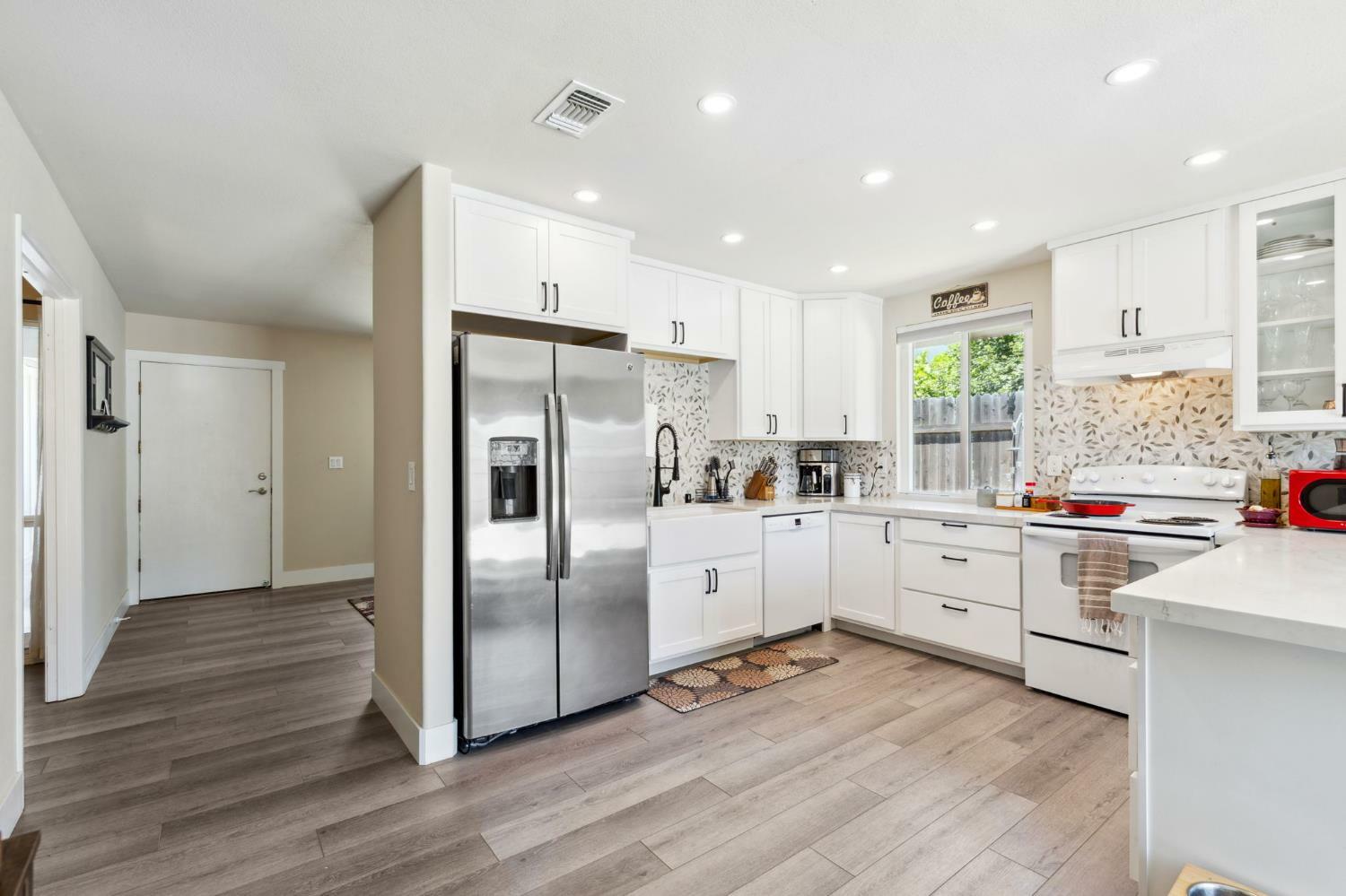 Property Photo: 3124 Timberlane Place CA 95843