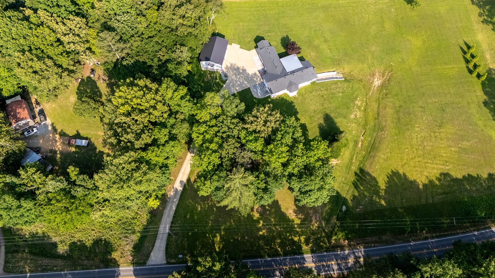 Property Photo: 876 W Point Rd TN 38464