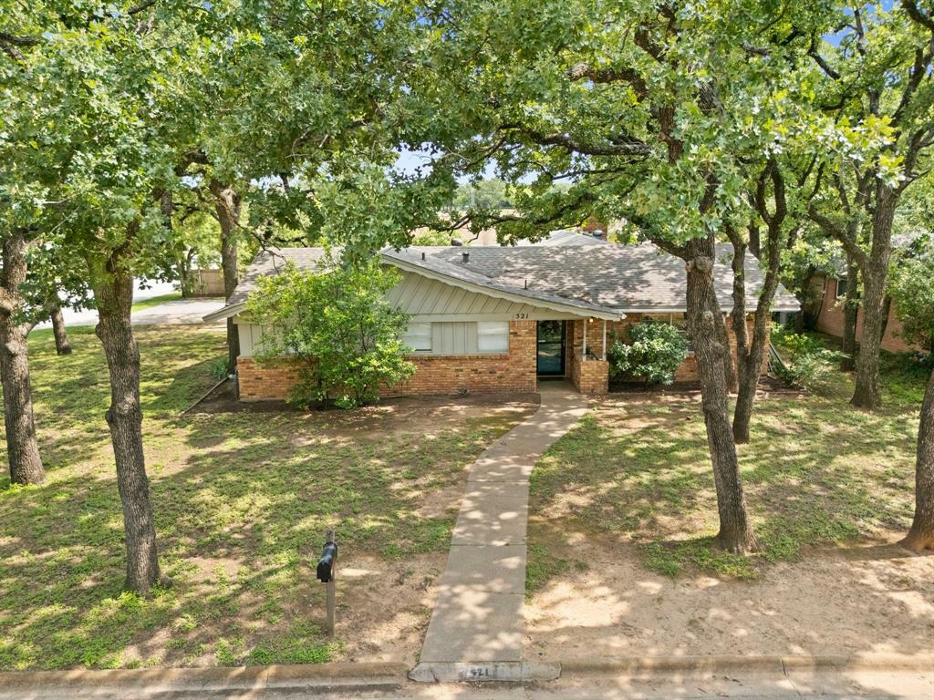 Property Photo: 521 Brookview Drive TX 76054