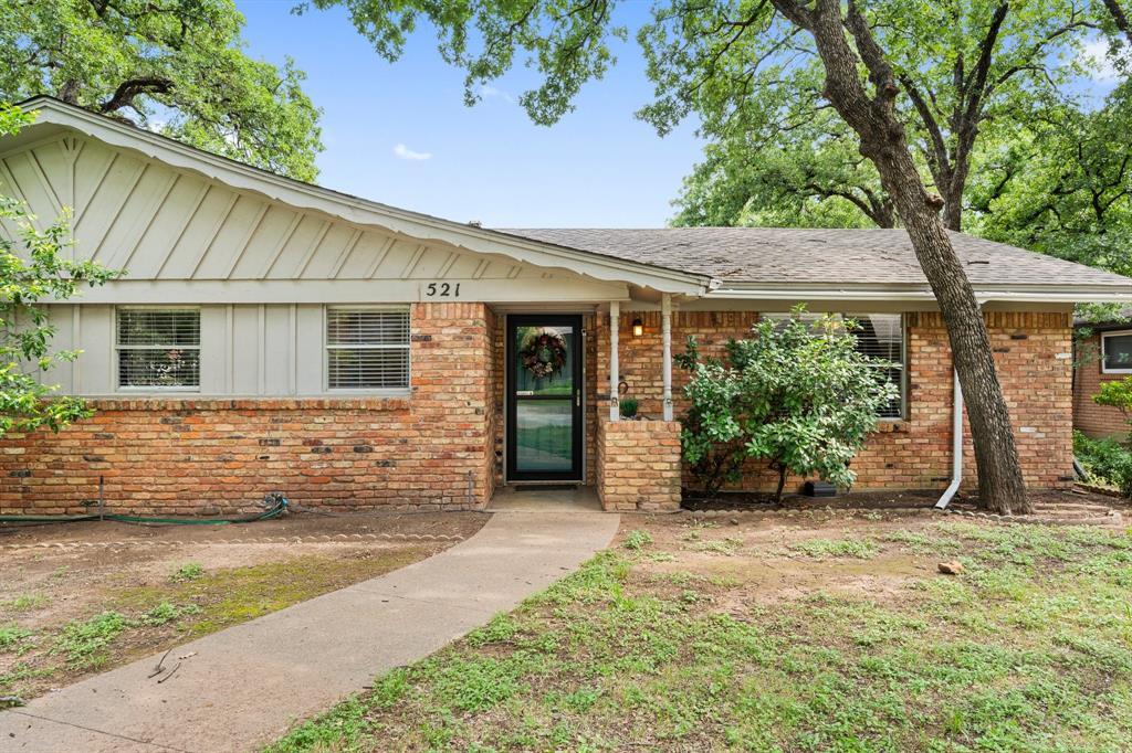 Property Photo:  521 Brookview Drive  TX 76054 