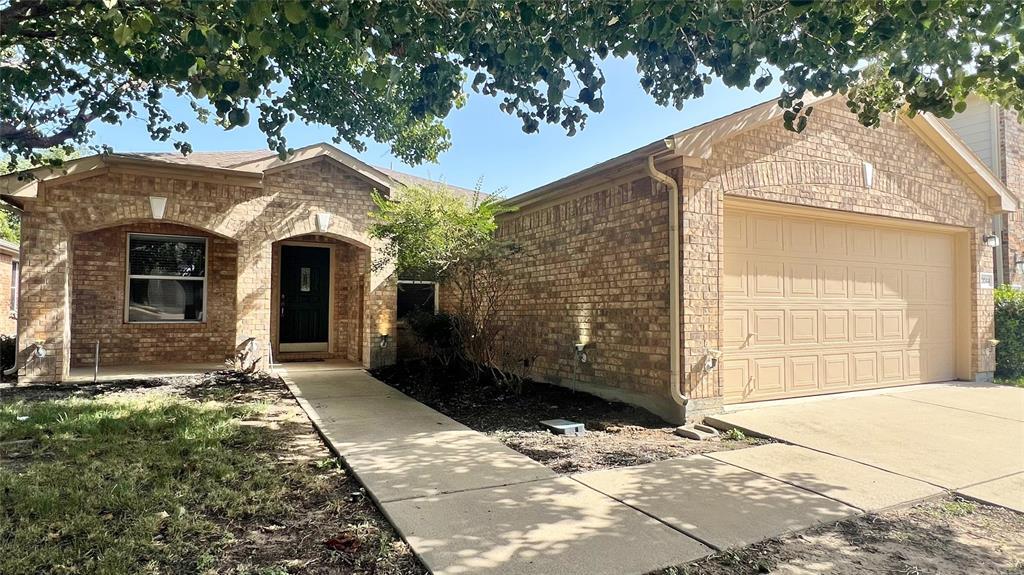 Property Photo: 10044 Cougar Trail TX 76108