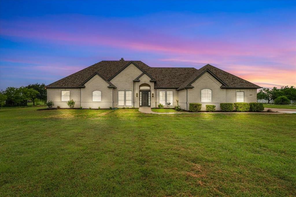 Property Photo: 10817 Ridge Country Road TX 76052