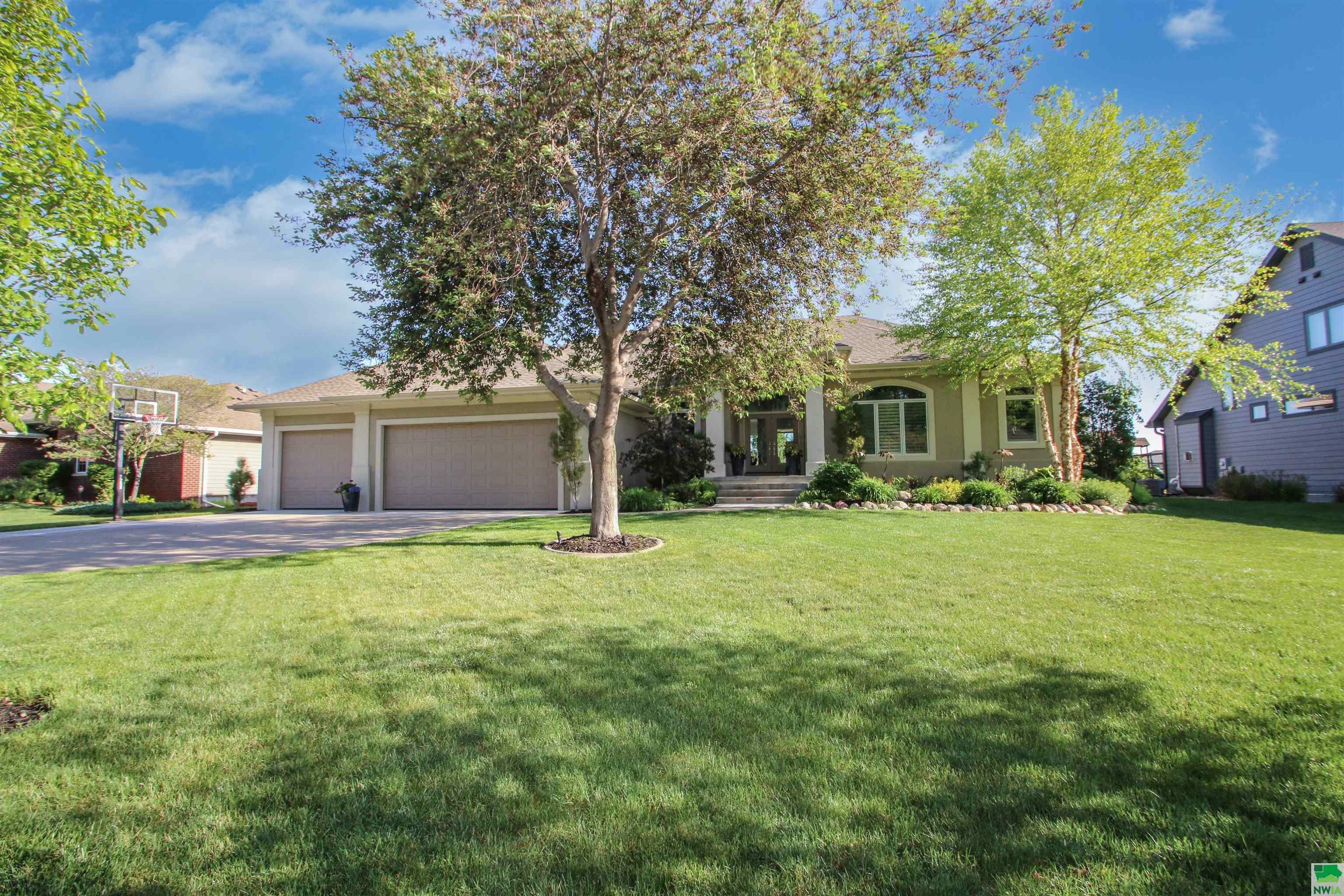 Property Photo: 701 E St Andrews Circle SD 57049