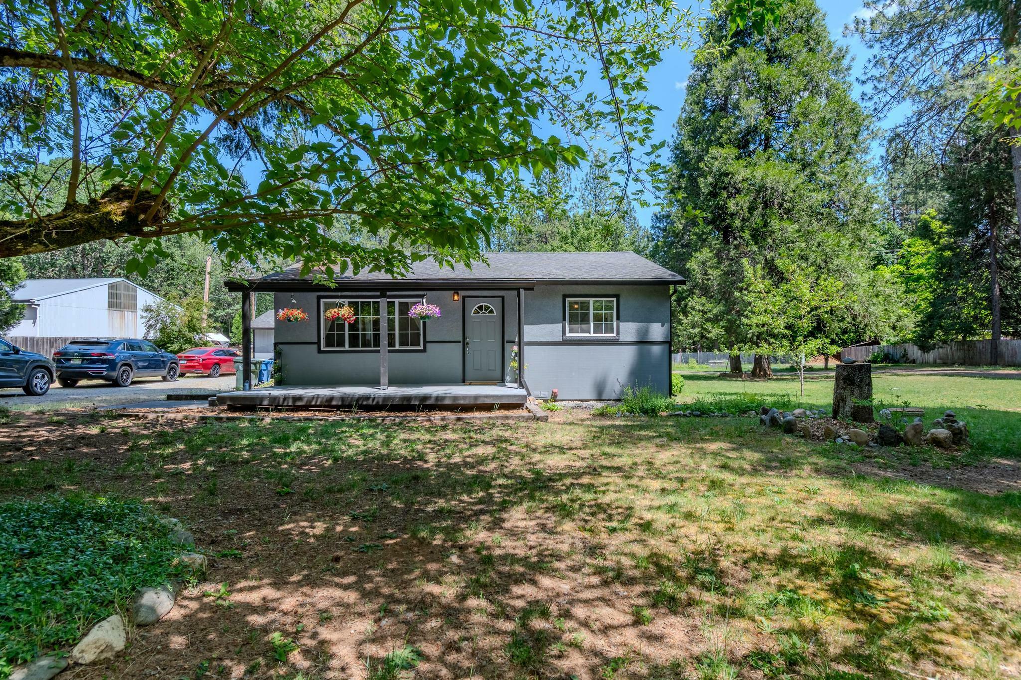 Property Photo: 8852 W Evans Creek Road OR 97537